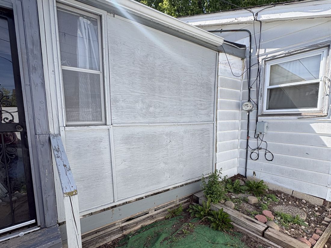 Side elevation and narrow side yard of the Cudahy, Wisconsin ranch